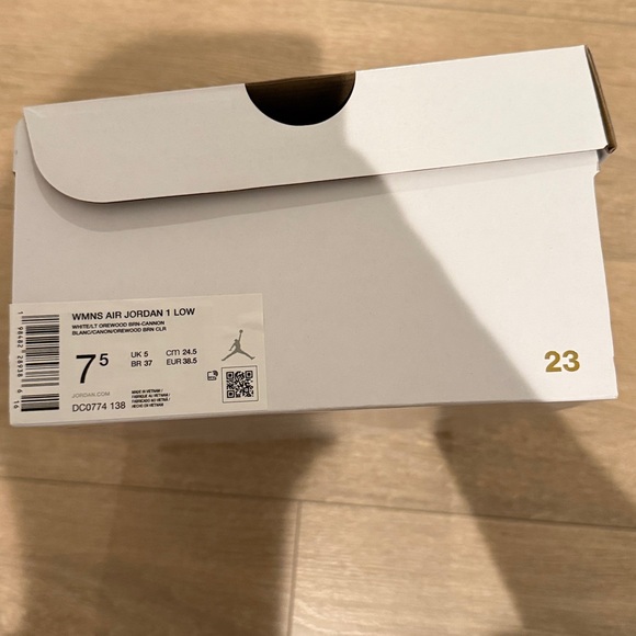 Air Jordan 1 Low Women’s 7.5 - Picture 3 of 4